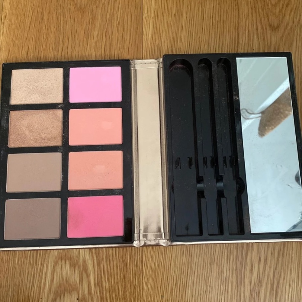CLOSET CLEAROUT ‼️Makeup kit